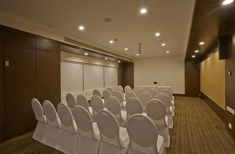K10 Hotel Vadodara Buitenkant foto