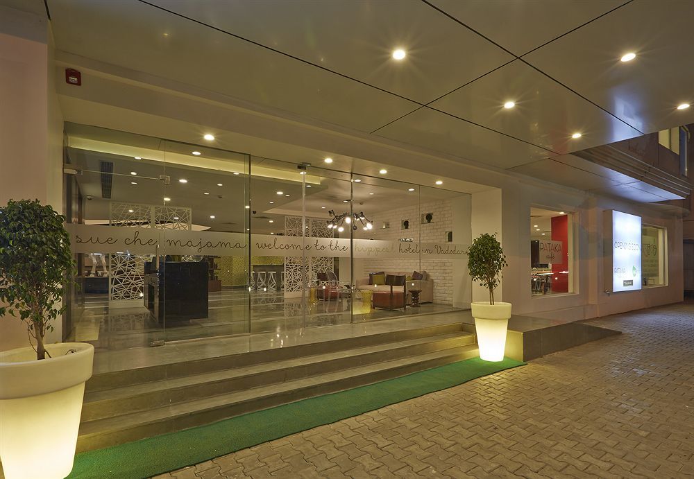 K10 Hotel Vadodara Buitenkant foto