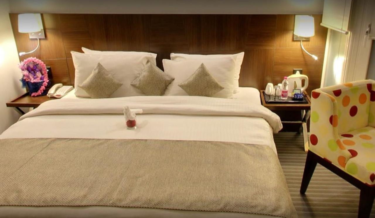 K10 Hotel Vadodara Buitenkant foto